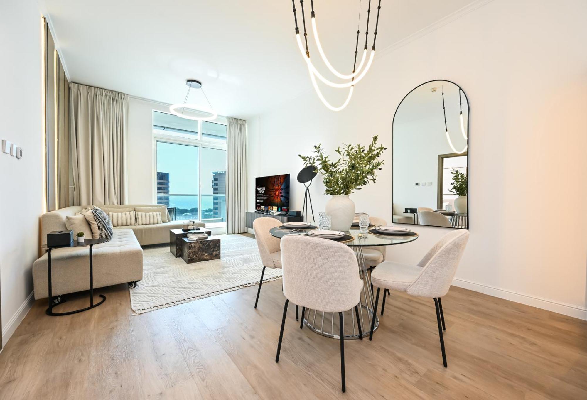 New Renovated Modern 1 Bedroom Marina Apartment *