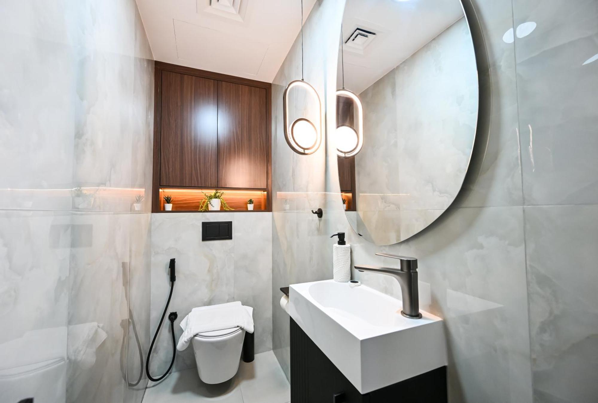 New Renovated Modern 1 Bedroom Marina Apartment *