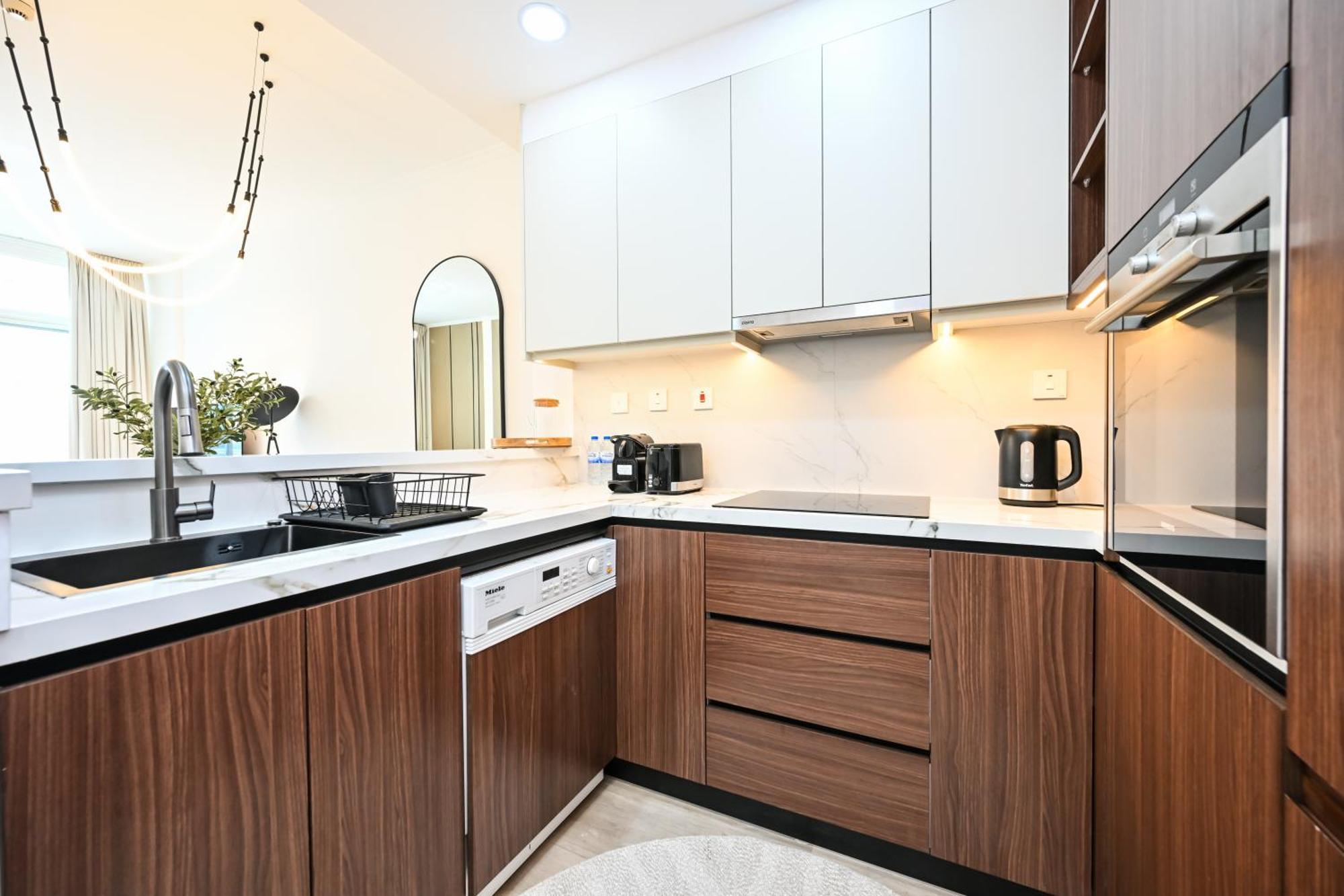 Apartment New Renovated Modern 1 Bedroom Marina Dubai