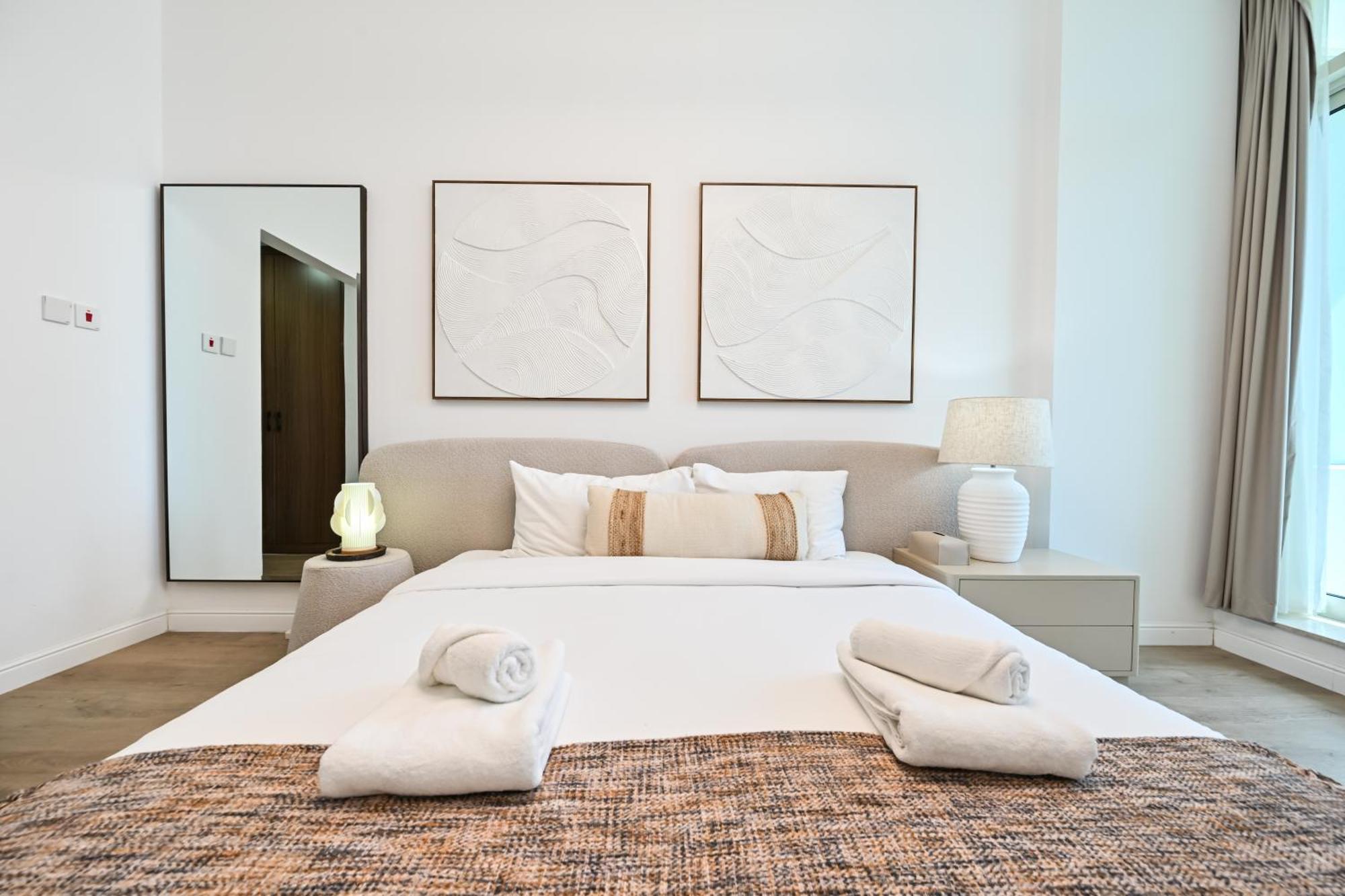 New Renovated Modern 1 Bedroom Marina