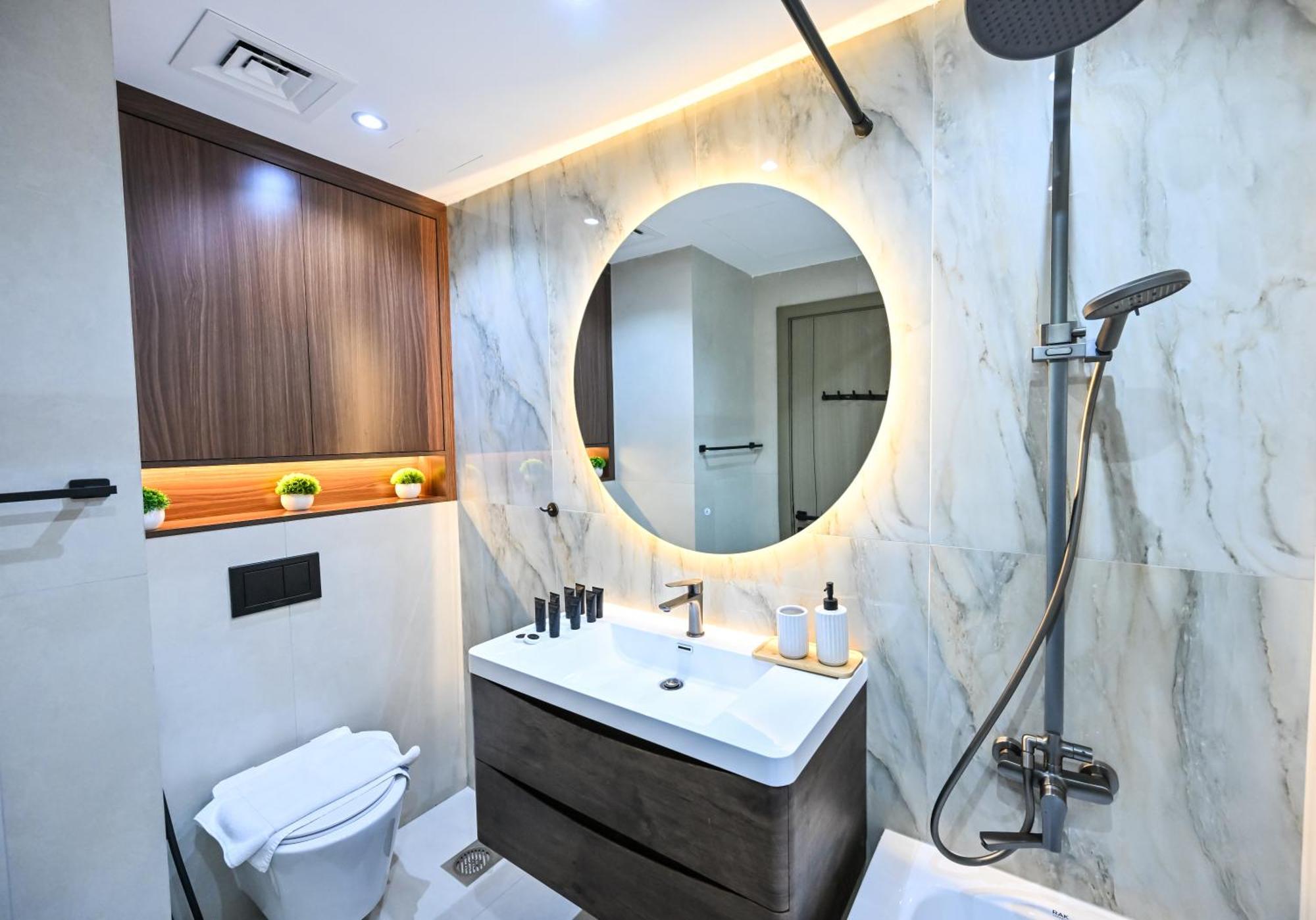 New Renovated Modern 1 Bedroom Marina