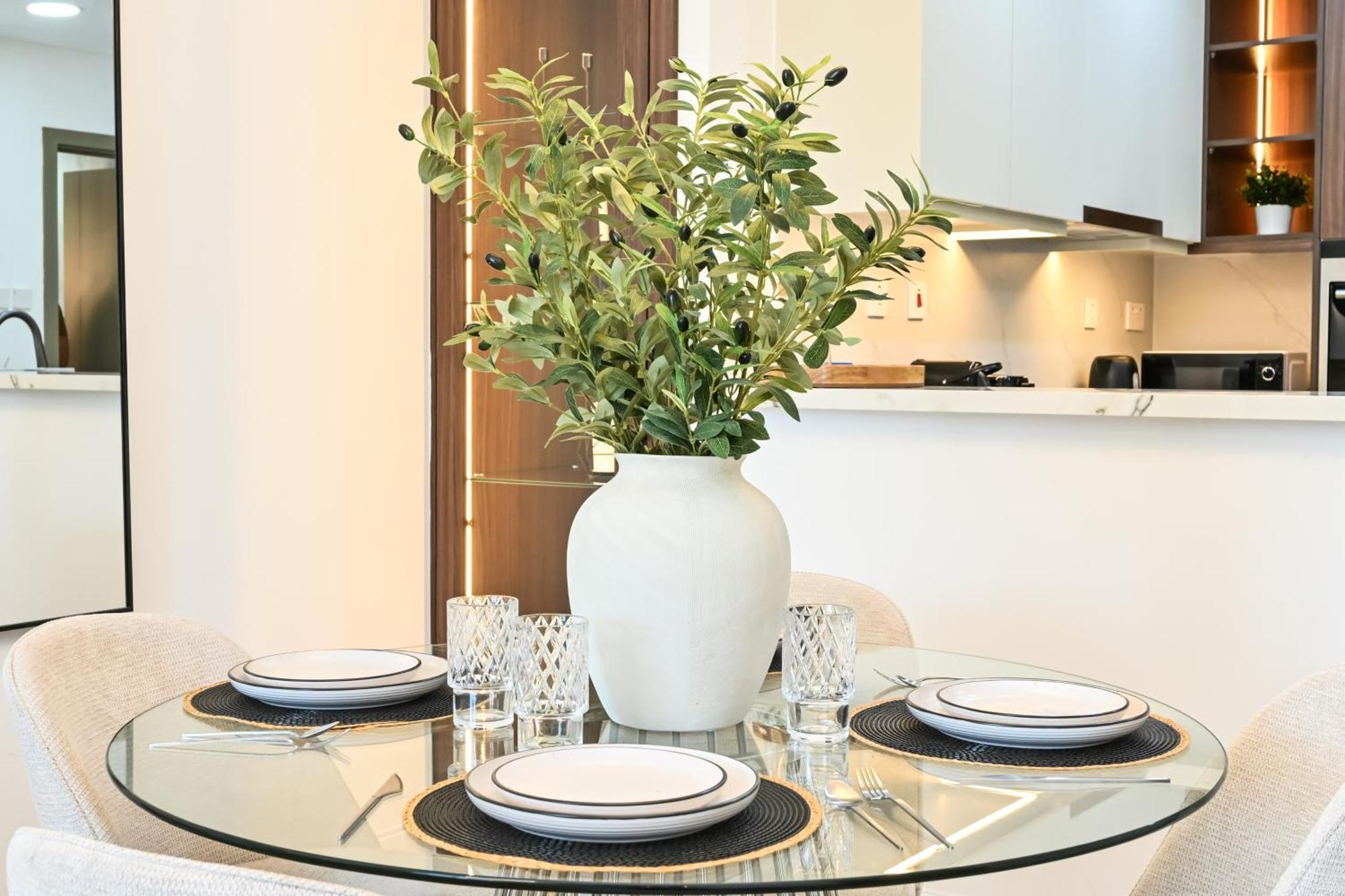 New Renovated Modern 1 Bedroom Marina Apartment *