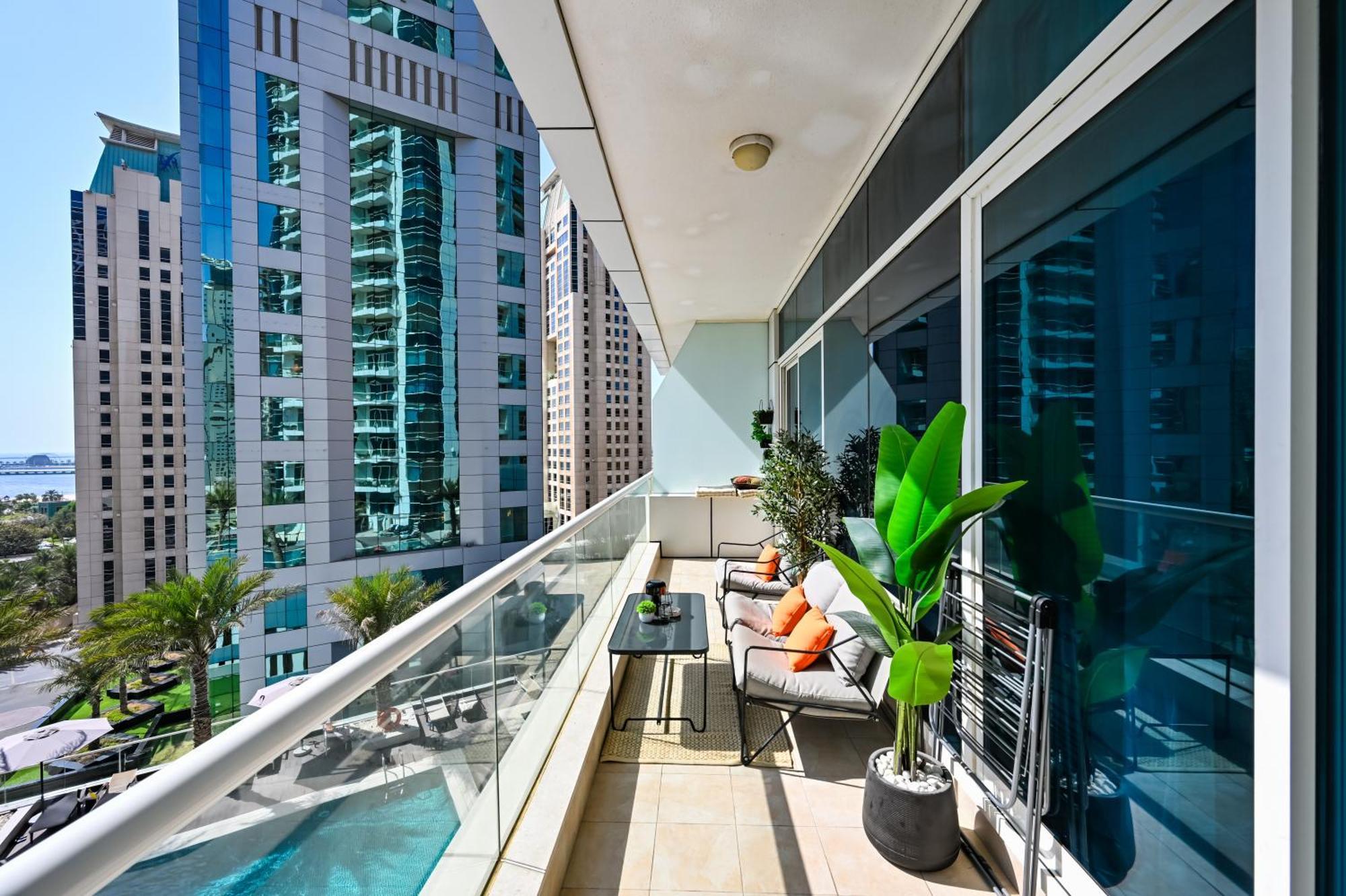 New Renovated Modern 1 Bedroom Marina Apartment *