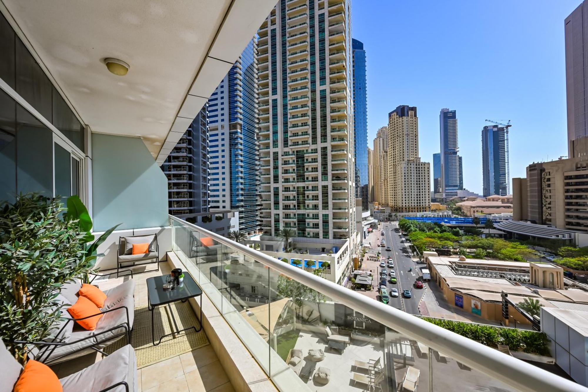 New Renovated Modern 1 Bedroom Marina Apartment *