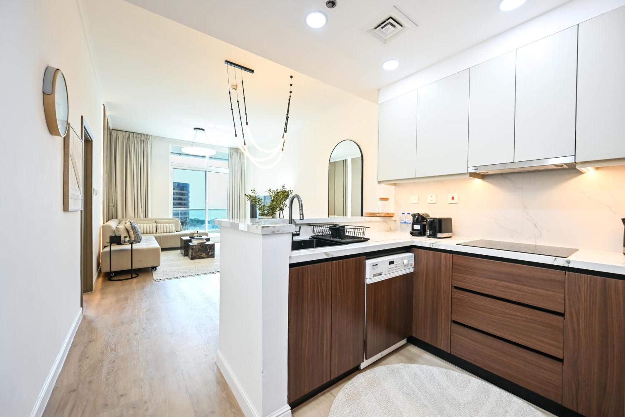 Apartment New Renovated Modern 1 Bedroom Marina *