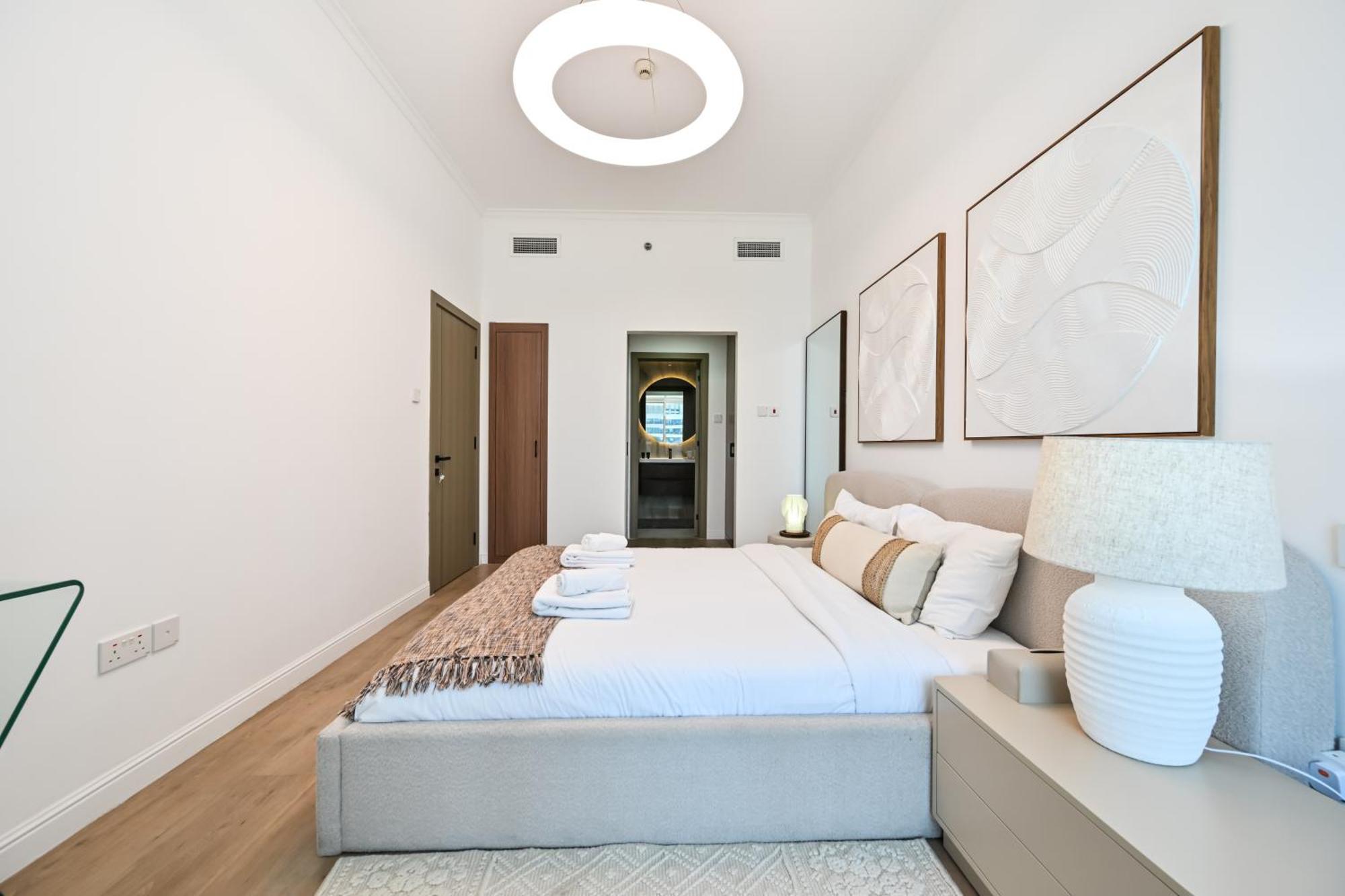 New Renovated Modern 1 Bedroom Marina Apartment
