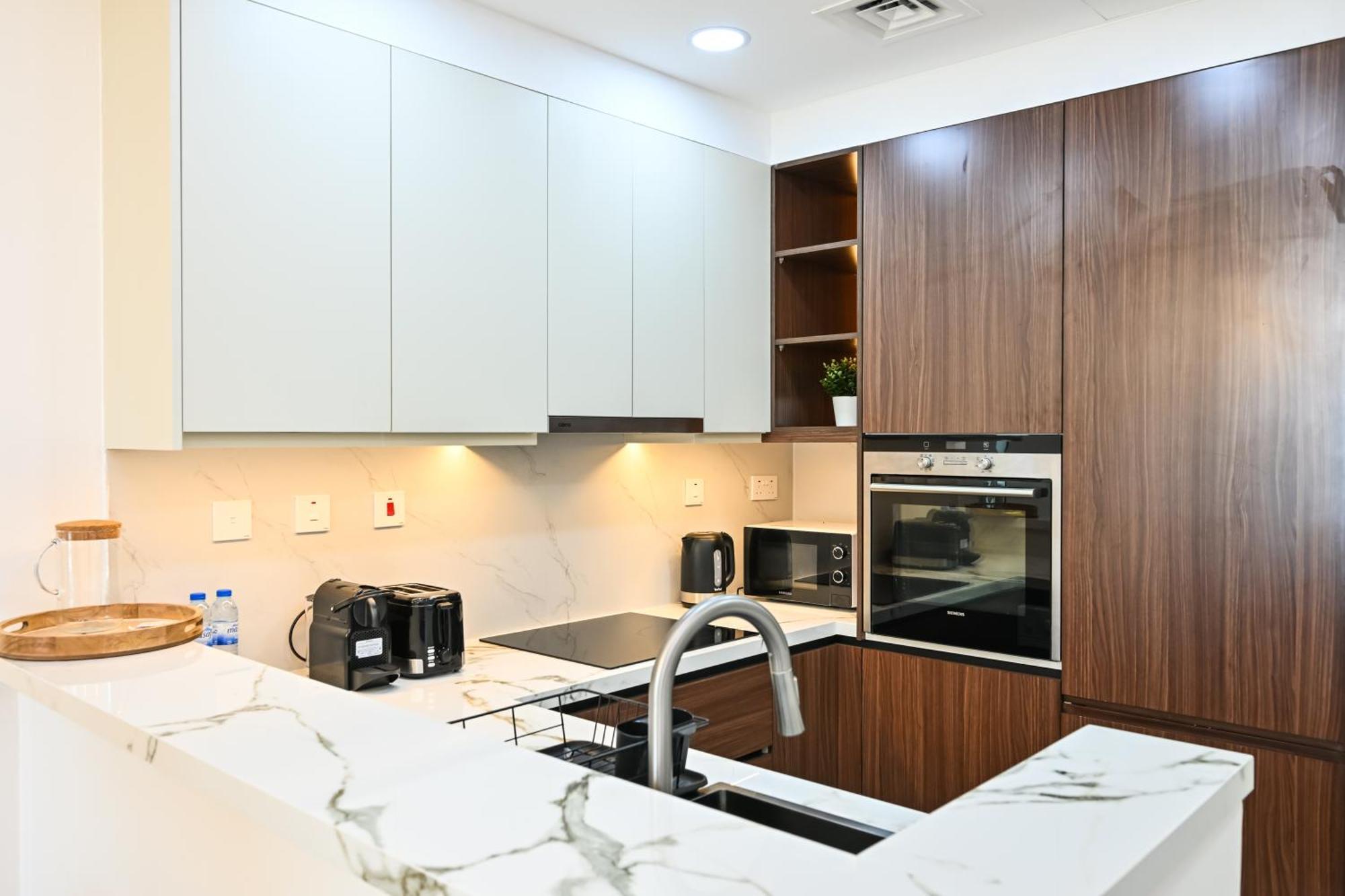 New Renovated Modern 1 Bedroom Marina Apartment