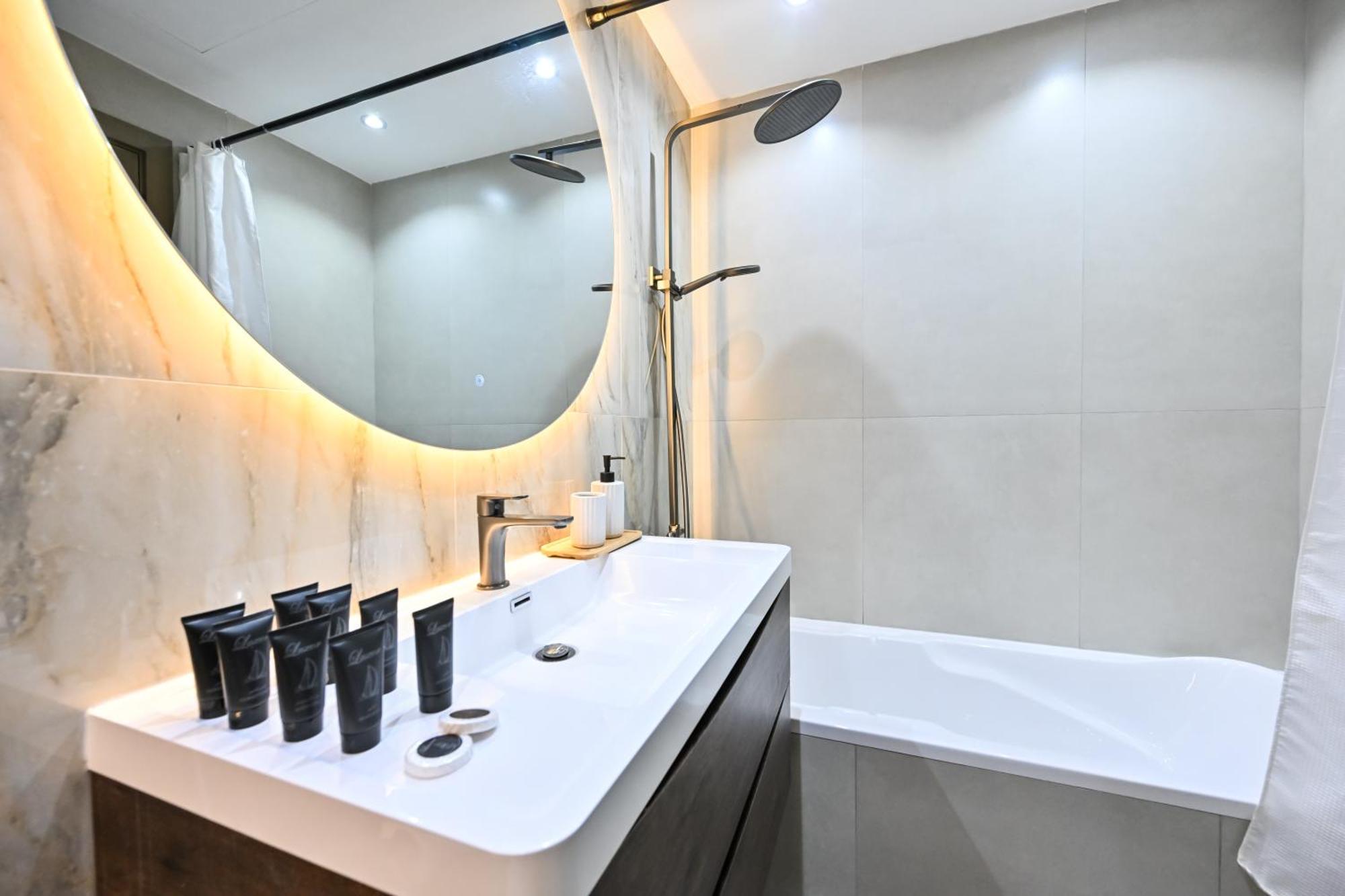 New Renovated Modern 1 Bedroom Marina Apartment Dubai